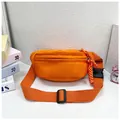 Détail d'un sac bandoulière orange vif pour enfants avec fermeture éclair en corde tressée - Orange
