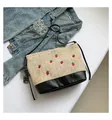 Damen Stroh-Eimertasche mit roter Erdbeerstickerei und schwarzem Lederriemen - Schwarz