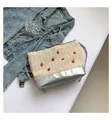 Stroh-Eimertasche in Beige und Silber mit roten Erdbeer-Stickereien verziert - Silber