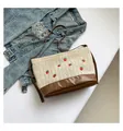 Stroh-Eimertasche mit Erdbeer-Stickerei und dunkelbraunen Lederriemen - Braun