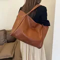 Große geflochtene Tragetasche in Braun, Retro-Stil und minimalistisches Design für Damen - Gelbbraun