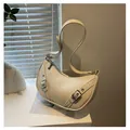 Elegante bolso de silla de montar beige con hebillas de metal plateado y correa - Blanco Roto
