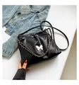 Sac seau souple en similicuir noir avec pendentif papillon blanc et chaîne dorée - Noir