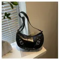 Bolso de hombro media luna en charol arrugado negro clásico con detalles de hebilla - Negro