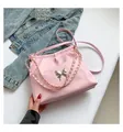 Sac seau chic en PU rose clair avec papillon métallique et détail de bandoulière - Rose