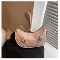 Bolso tipo silla de montar rosa en forma de luna con hebillas decorativas y remaches - Rosa