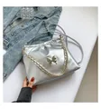 Sac seau en cuir PU argenté avec finition métallique et emblème papillon doré - Argent