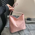 Modische rosa Nylon-Einkaufstasche mit Stickerei, von einem Model lässig präsentiert - Standard / Rosa