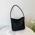 Minimalistische schwarze Nylon-Schultertasche mit eleganter Stickerei-Veredelung - Standard / Schwarz