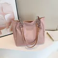 Borsa tote intrecciata rosa chiaro con manico a catena argento e placca moda elegante - Rosa