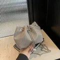 Glinsterende zilveren strass emmer tas met kettingband en parel detail - Khaki