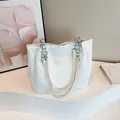 Grande borsa shopper bianca intrecciata con tracolla a catena argento e patch - Bianco
