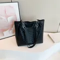 Grande borsa tote in pelle intrecciata nera con tracolla a catena e logo FASHION - Nero
