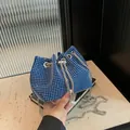 Blauwe emmer tas met strassteentjes, zilveren ketting en parelmoer details - Blauw