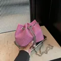 Sac seau rose fuchsia avec strass, fermeture à cordon et bandoulière chaîne - Rose