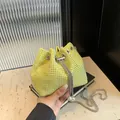 Sac seau jaune avec strass, chaîne argentée et cordon de serrage élégant en perles - Jaune
