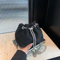 Sac seau noir avec strass scintillants, chaîne en argent et breloques en perles - Noir