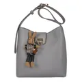 Sac seau gris avec fermoir doré et breloque lapin en peluche style tendance 2024 - Gris