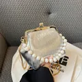 Silberne Plissee-Tasche mit Perlengriff und Kettenriemen für den Vintage-Stil - Silber