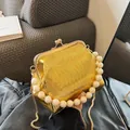 Goldene Plissee-Muschel-Tasche mit Perlengriff und Metallkette für Damenmode - Gold