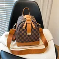 Mini sac à dos à damier marron avec bandoulière orange et détails dorés brillants - Brun à Damiers
