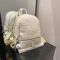 Cremeweißer Rucksack aus Leder mit Kieselstruktur, 3D-Prägung und goldenen Reißverschlüssen - Gebrochenes Weiß