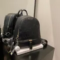 Wasserdichter schwarzer Lederrucksack mit Reliefbuchstaben und Gänseblümchen-Anhänger - Schwarz