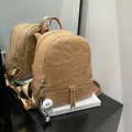Wasserdichter hellbrauner Rucksack mit Litschi-Textur und geprägtem Buchstabendesign - Khaki
