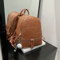 Wasserdichter brauner Kunstleder-Rucksack mit Buchstabenprägung und Anhänger - Braun