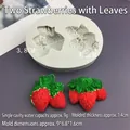 Detailansicht der Silikonform für Erdbeerkuchen-Topper mit Maßangaben im Bild - Zwei Erdbeeren mit Blättern / Grau