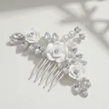 Pettine per capelli da sposa con rose in argilla bianca, perle e strass in cristallo trasparente - Pettine per capelli fatto a mano con fiori in ceramica tenera e strass argento