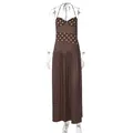 Vue détaillée du col licou et du corsage plissé en forme de cœur sur la robe maxi à pois - S / Marron Café