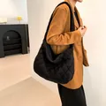 Große schwarze gesteppte Cord-Einkaufstasche mit Rautenmuster für Damen im Alltag - Schwarz