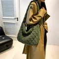Dunkelgrüne gesteppte Cord-Einkaufstasche mit Rautenmuster für Herbst- und Winteroutfits - Grün