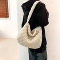 Gesteppte Cord-Einkaufstasche in Cremebeige mit Karomuster und dickem Schultergurt - Gebrochenes Weiß