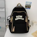 Großer schwarzer Schulrucksack für Schüler mit beigen Gurten und Bärenanhänger - Schwarz