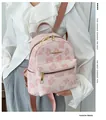 Detailansicht der rosa Mini-Rucksack mit Blumenmuster und goldenen Reißverschlüssen - Rosa