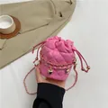 Mini gesteppte Beuteltasche in Pink mit goldener Kette und Herz-Anhänger - Rosa