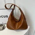Braune mondförmige Hobo-Tasche aus hochwertigem Lederimitat mit verstellbarem Schultergurt - Dunkelbraun
