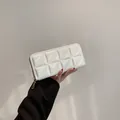 Mini pochette bianca trapuntata moderna con motivo geometrico e dettagli dorati - Bianco