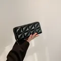 Mini pochette nera in pelle verniciata con trama geometrica 3D e cerniera dorata - Nero