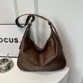 Dunkelbraune Retro Hobo-Tasche mit goldenen Beschlägen und glatter Lederstruktur - Braun