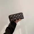 Mini portafoglio in pelle verniciata testa di moro con trama 3D a triangolo e zip dorata - Marrone