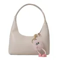 Borsa hobo minimalista bianco crema con un simpatico ciondolo mostro di peluche rosa - Con Ciondolo Rosa / Bianco Sporco