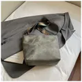 Dunkelgraue Retro-Tote-Bag mit Vintage-Textur und buntem Ethno-Breit-Schultergurt - Schwarz