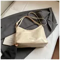 Sac sous le bras blanc crème chic avec logo embossé et design trapèze lisse - Avec Pendentif / Blanc Cassé