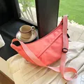 Minimalistische korallenrosa Halbmond-Umhängetasche mit verstellbarem breitem Schultergurt - Rosa