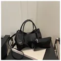 Set borsa a mano plissettata nera vintage e pochette in pelle lucida con tracolla - Nero