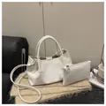 Set borsa a mano bianca a pieghe con pochette coordinata e tracolla sottile - Bianco