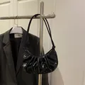 Borsa a spalla nera lucida con design a pieghe e sottili spalline con dettaglio nodo - Nero